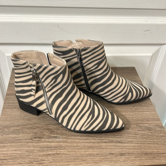 WORTHINGTON MEMORY FOAM-WOMEN BROOK DALE HEELS ZEBRA BOOTIES SIZE 7.5M - Picture 1 of 10